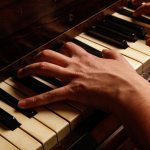 Dans l'accompagnement piano, que fait la main gauche ?