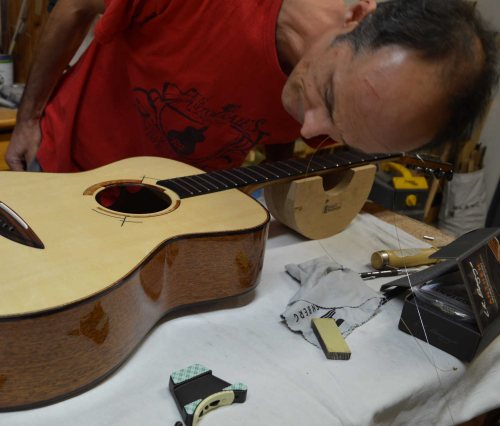 Travail sur une guitare