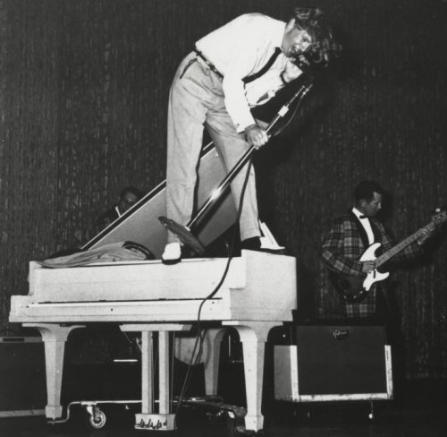 Jerry Lee Lewis joue du piano debout