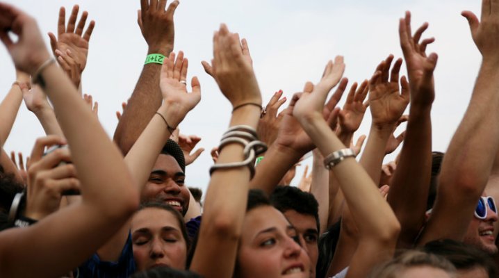 Taper des mains en chorale