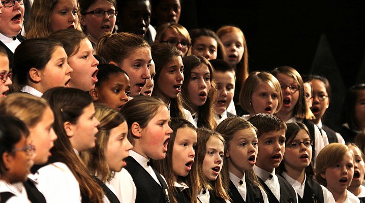 Deux heures de chorale dans les écoles et les collèges