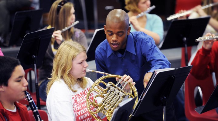 Doit-on apprendre le solfège avant l'instrument ?