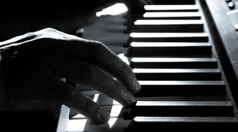 Dans l'accompagnement piano, que fait la main gauche ?