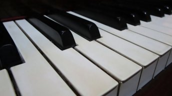 Je suis débutant en piano, que puis-je jouer ?