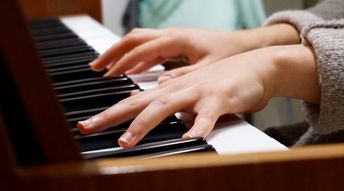 Professeur de piano pour enfants précoces